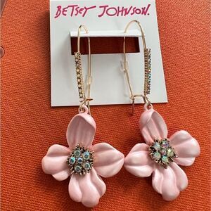 🩷 Betsey Johnson New stunning dangle pink flower earrings 🩷